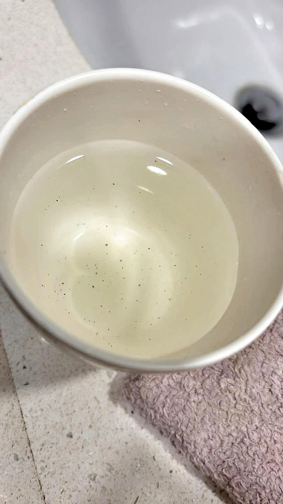 ●皇后山邨水龍頭流出的食水出現黑色瀝青微粒。 Fb圖片