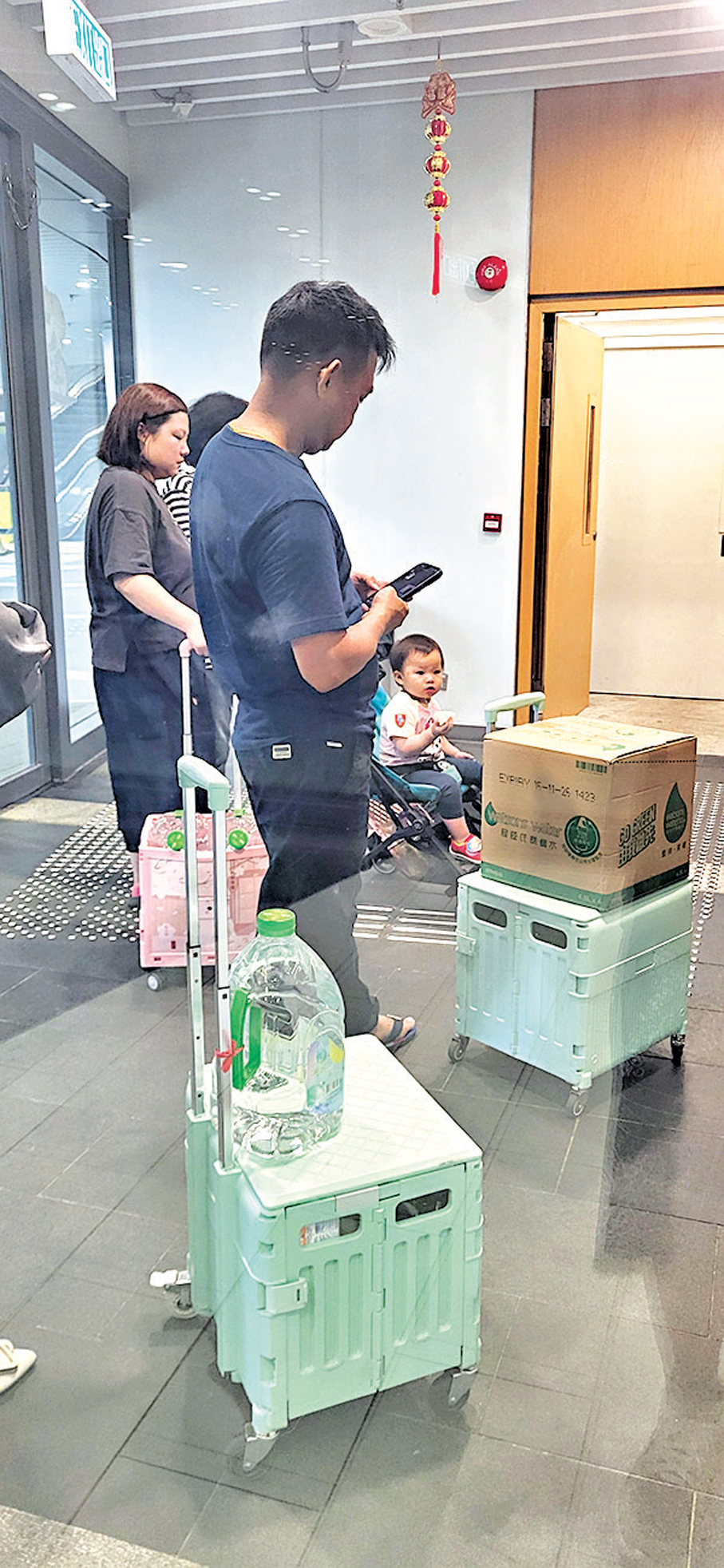 ●居民購買樽裝水回家飲用。 香港文匯報記者鄧偉明  攝