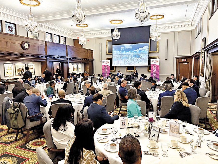 ●財庫局局長許正宇（台上右）上周出席加拿大多倫多一個金融領袖商務午宴。 資料圖片