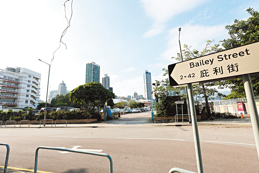 ●市建局獲政府以1000元象徵式地價批出兩幅用地，以改善巿建局現金流。圖為紅磡庇利街地皮。香港文匯報記者北山彥  攝