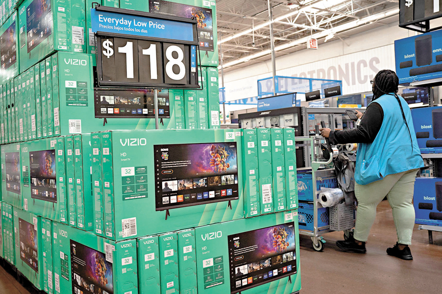 ●權威專家認為，兩國元首通話，起到了扭轉當前中美關係消極勢頭的作用。圖為5月12日芝加哥一家大型零售商店正在出售中國製造的電視機。 資料圖片