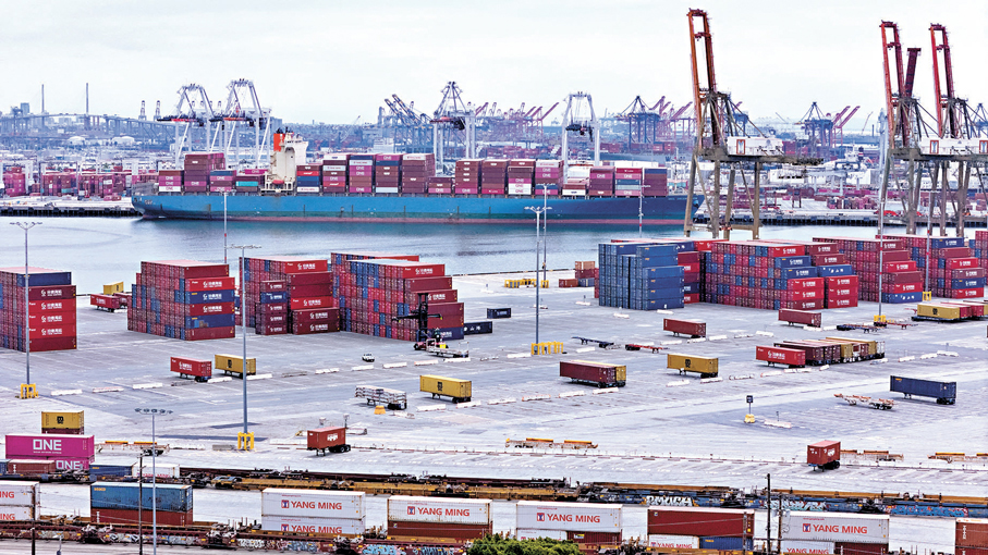 ●5月1日，無人機拍攝的美國加利福尼亞州聖佩德羅市洛杉磯港停泊的中國貨櫃。 資料圖片