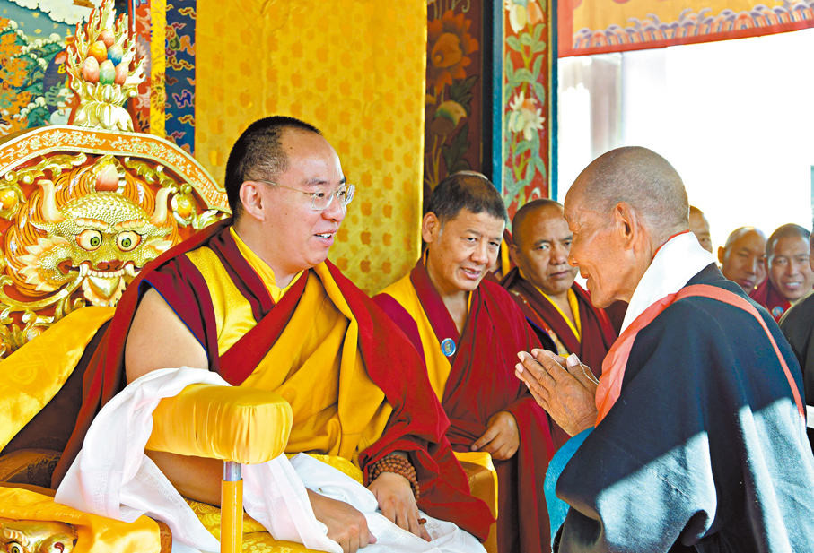 ●早前班禪在雪林多吉頗章接受信眾朝拜。   資料圖片