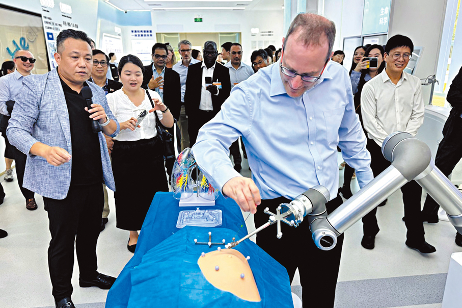 ●參訪團成員「體驗」高精度穿刺機器人技術。  香港文匯報記者李紫妍  攝