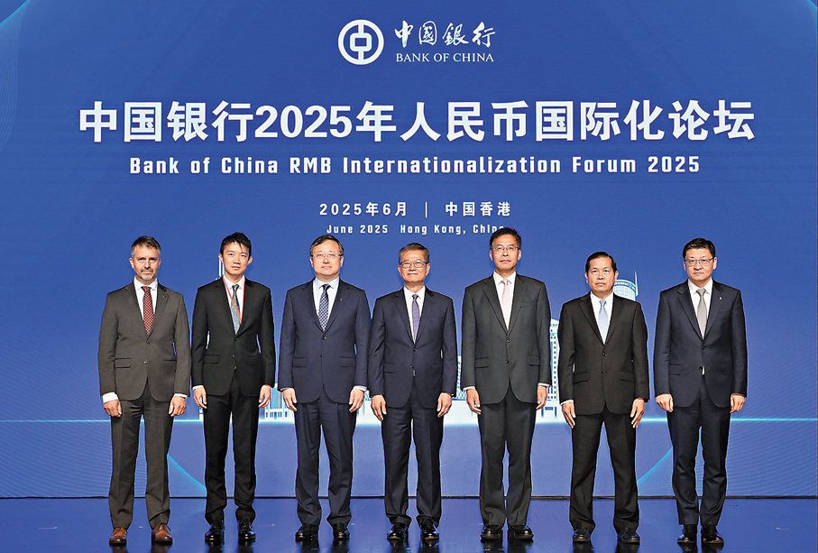 ●（左三起）中國銀行行長張輝、財政司司長陳茂波、中央政府駐港聯絡辦副主任祁斌、柬埔寨國家銀行副行長 H.E. Rath Sovannorak和其他嘉賓在論壇上合照。