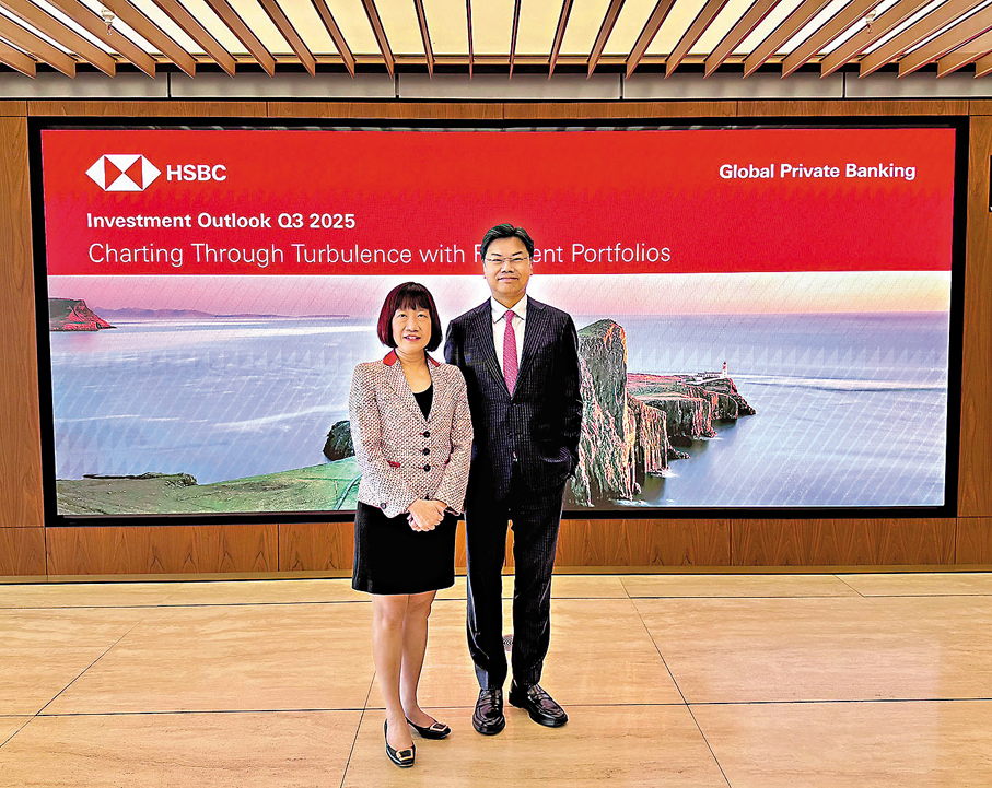 ●左起：滙豐環球私人銀行及財富管理亞洲區首席投資總監范卓雲，滙豐環球私人銀行及財富管理北亞首席投資總監何偉華。