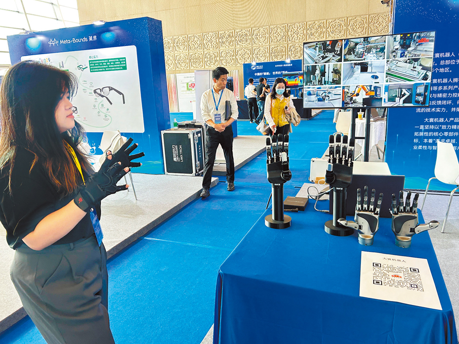●大會展區上，機器人靈巧手實時模仿觀眾的手勢動作。