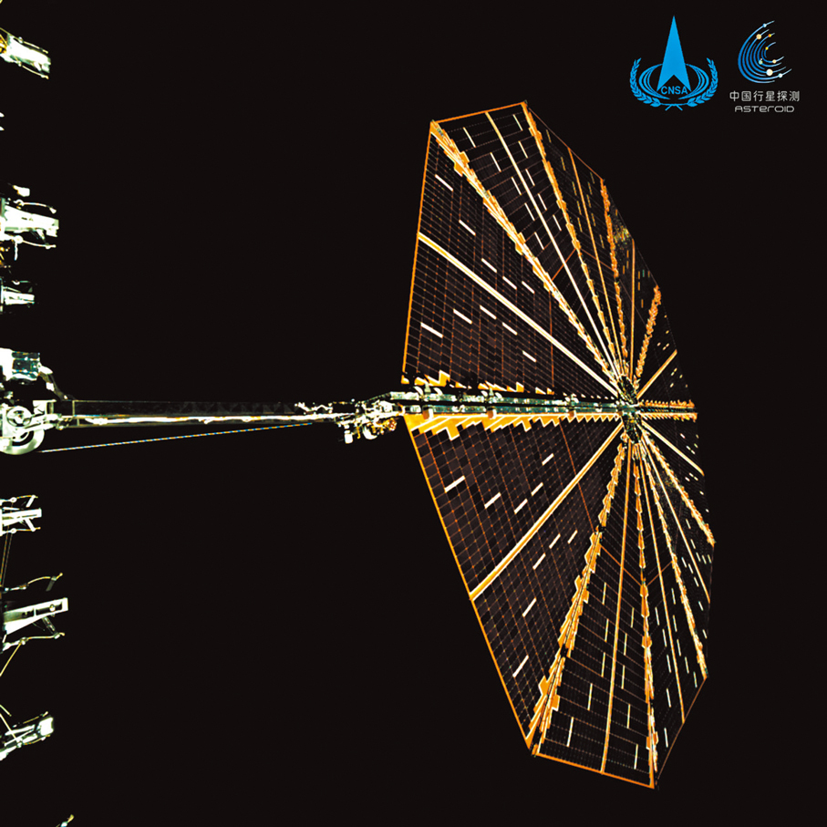 ●天問二號探測器傳回圓形太陽翼展開圖片。 香港文匯報北京傳真