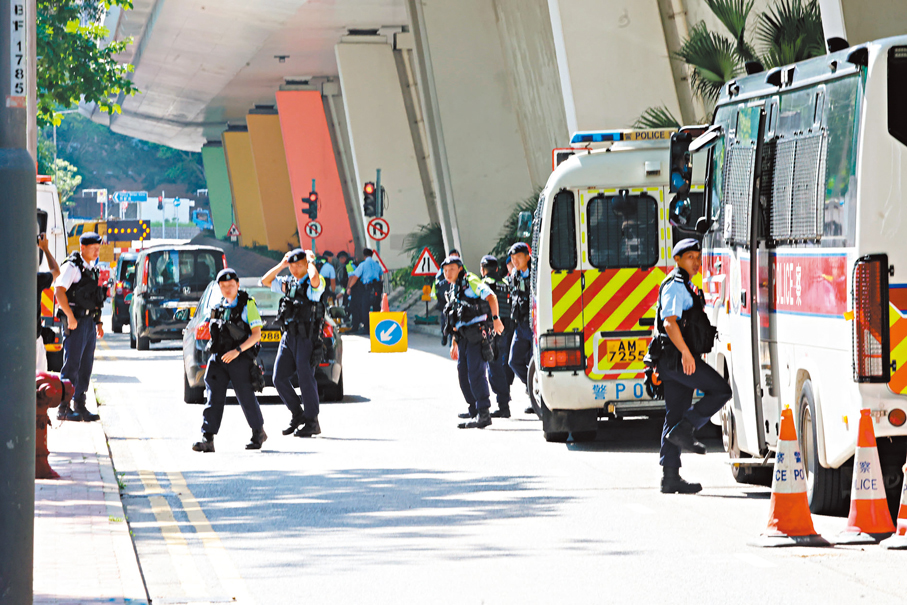 ●在赤柱監獄服刑的黃之鋒，涉串謀勾外危害國安，案件昨日在西九龍裁判法院提堂。 香港文匯報記者劉友光  攝