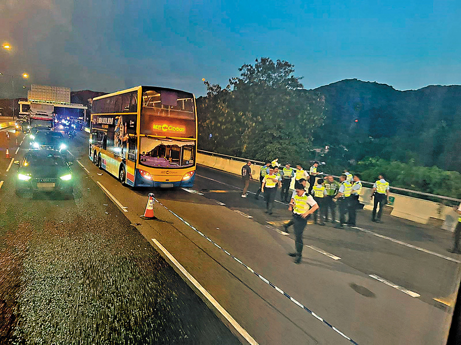 ●港深西部公路城巴撞警車釀7傷，有警員避車墮橋重傷。