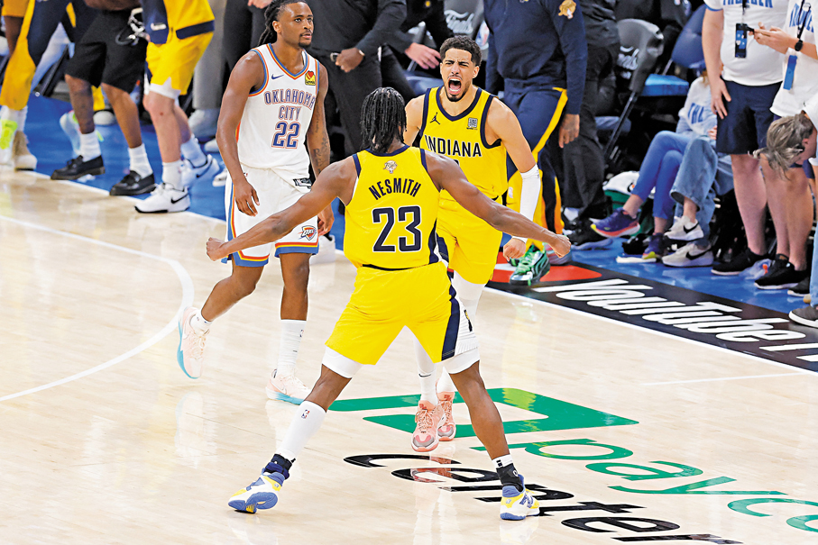 ●溜馬靠着夏利畢頓（右）的準絕殺入球，在雷霆主場「偷走」首場勝利。 路透社