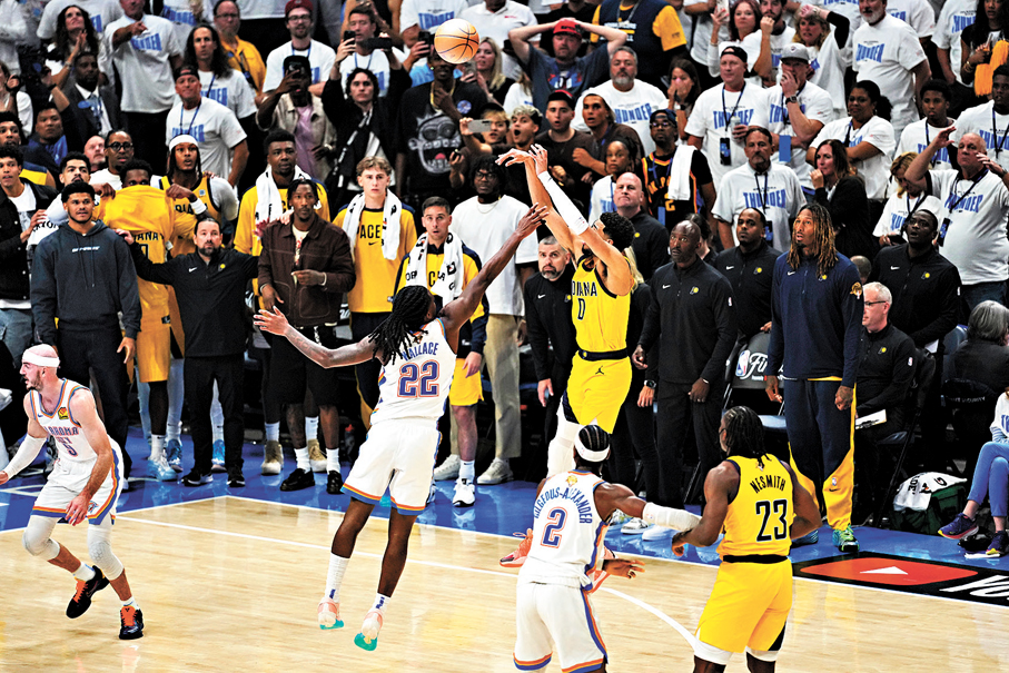 ●夏利畢頓（跳投者）在剩餘0.3秒中距離中鵠，助溜馬反勝。 美聯社