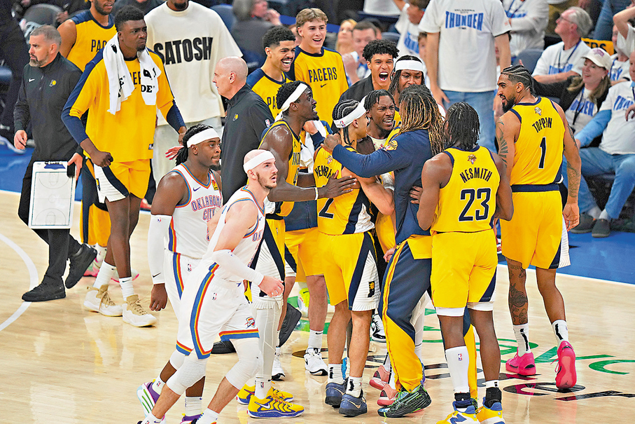 ●溜馬完成神奇逆轉 ，眾將圍着功臣夏利畢頓慶祝。 美聯社