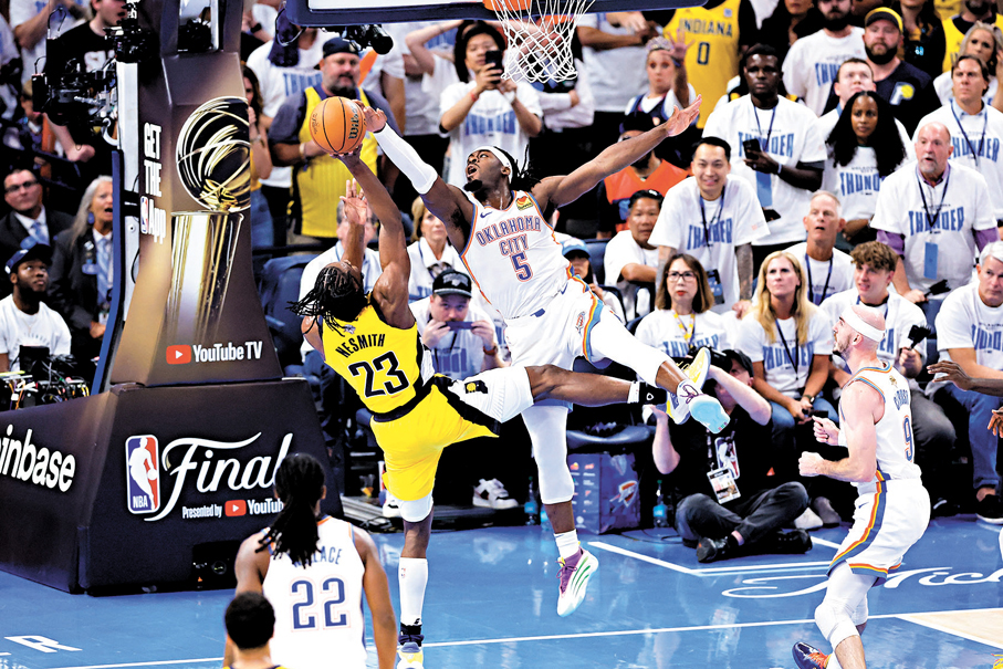 ●雷霆（白衫）的窒息防守，一度令溜馬吃盡苦頭。 路透社