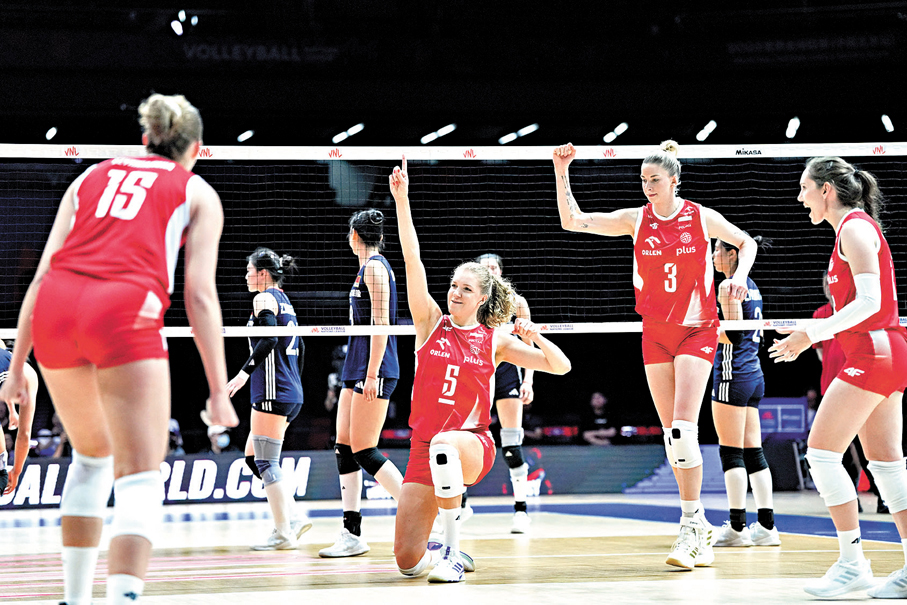 ●波蘭隊球員在比賽中慶祝得分。 新華社