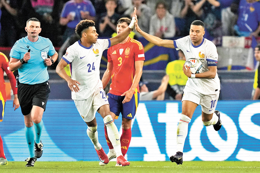 ●麥巴比（右）是役攻入一球。 美聯社