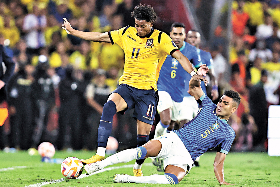 ●卡斯米路（右）重返國家隊即正選上陣。  美聯社