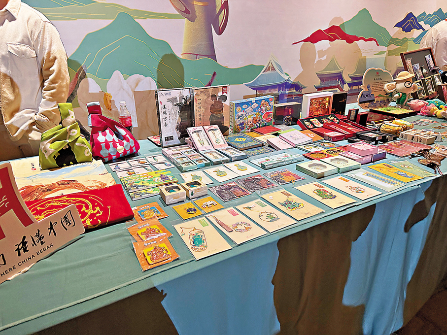 ●文創市集上有各種本地特色的文創產品。 劉蕊   攝