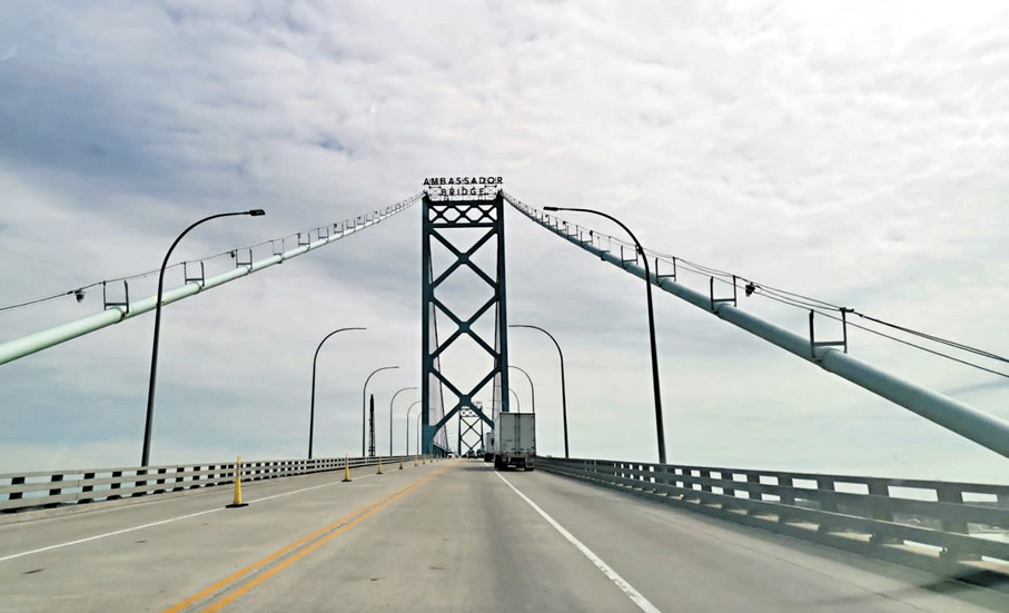 ●貫通美國底特律與加拿大溫莎的大使橋是兩國主要貨運通道。    成小智 攝