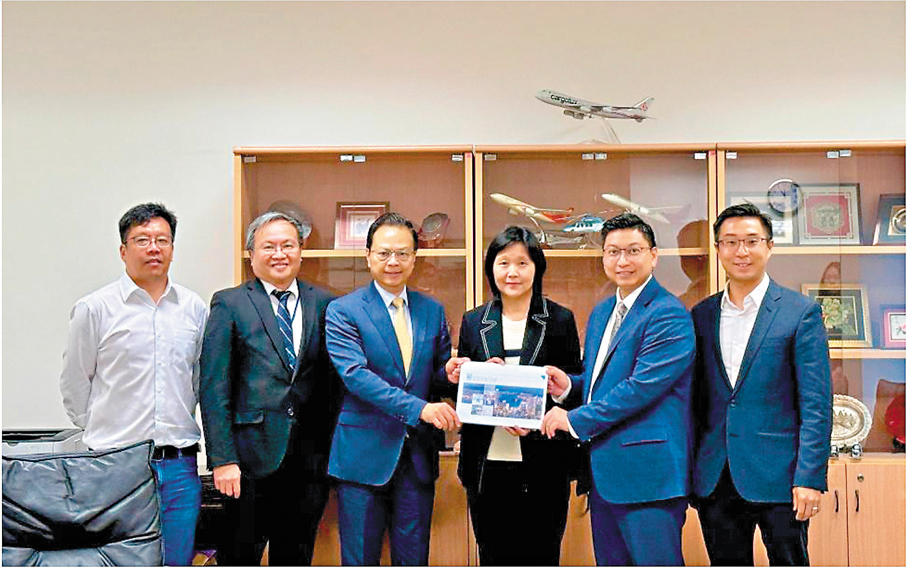 ●陳紹雄(左三)稱，希望政府盡快探索制訂一套「看得見、管得住」的低空空域管理系統。右二為張霆邦，左四為洪思敏。