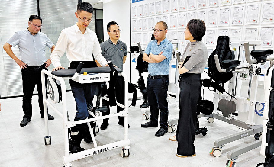 ●邁步機器人聯合創始人陳功(左三)在做產品推介。香港文匯報深圳傳真