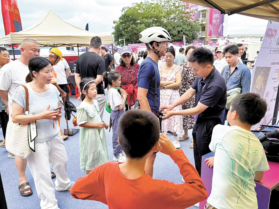 ●騎行市民體驗肯綮科技外骨骼機器人。 郭若溪 攝