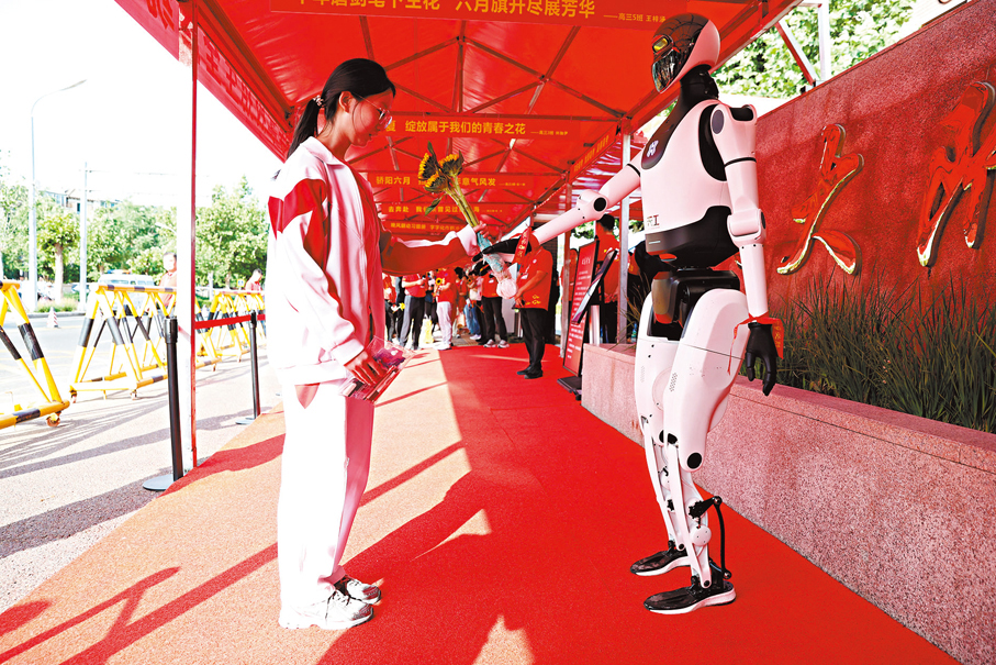 ●人形機器人「天工2.0」在北京人大附中經開學校考點門口送花送祝福。香港文匯報北京傳真