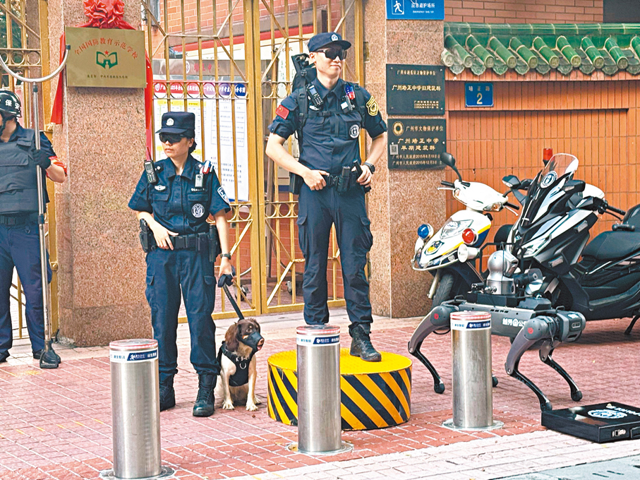 ●在廣州市培正中學考場外,電子巡邏犬與防爆警犬首次「上崗」護考,成為一道獨特的風景線。