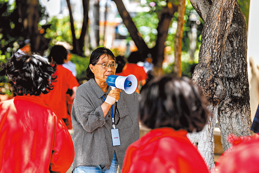 ●6月7日,張桂梅在考場外組織走出考場的學生集合。 新華社