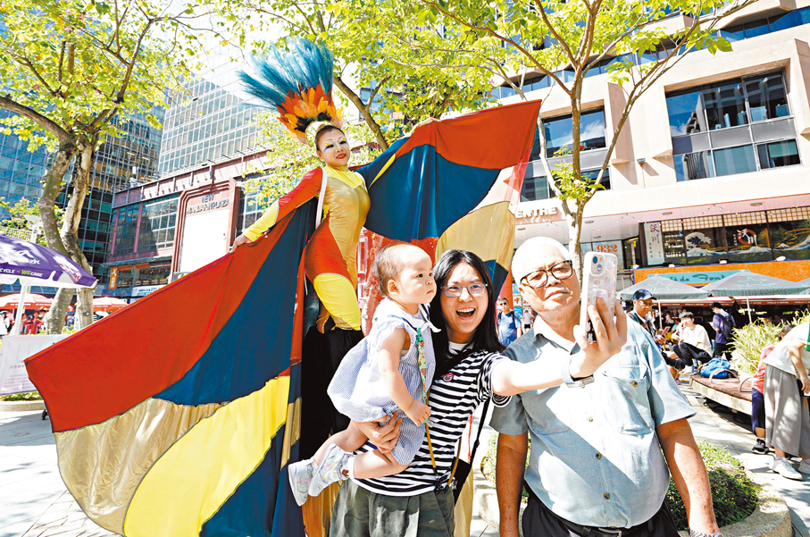 ●一家大細與「太陽馬戲團」團員合照。