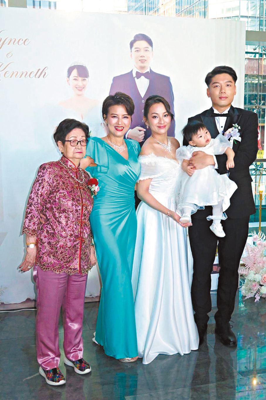 ●黎燕珊(左二)與媽媽、女兒、女婿及孫女合影。 阿祖 攝