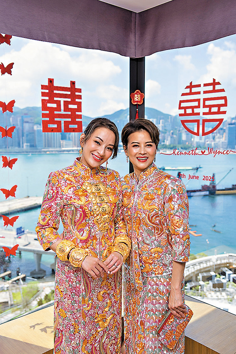 ●黎燕珊女兒劉詠詩的手上戴滿金器。