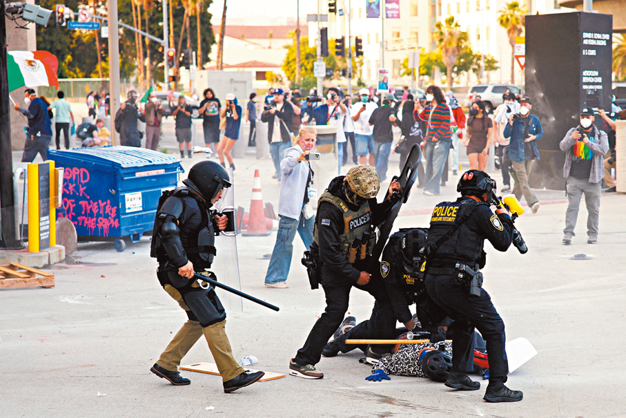 ●在洛杉磯市中心，警方拘捕一名試圖堵塞聯邦大樓車庫入口的示威者。 路透社