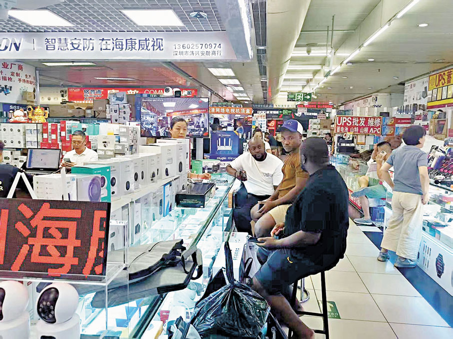 ●三位津巴布韋遊客購買許多玩具無人機等拿回國給小孩玩。 香港文匯報記者李昌鴻  攝