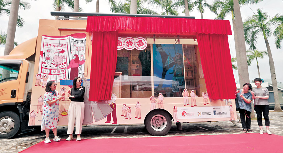 ●非遺專車將於本周六起至月底逢周六及周日到不同地點，展出花燈紮作及長衫等13項香港的傳統文化展品。香港文匯報記者郭木又 攝