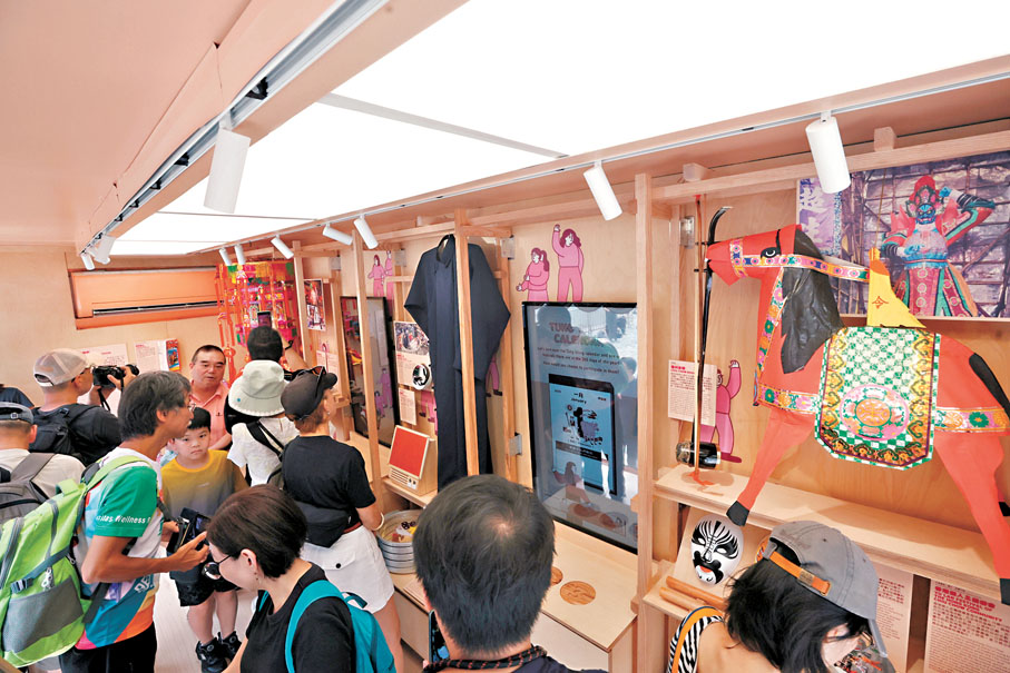 ●非遺專車內部展品紛呈。 香港文匯報記者郭木又 攝