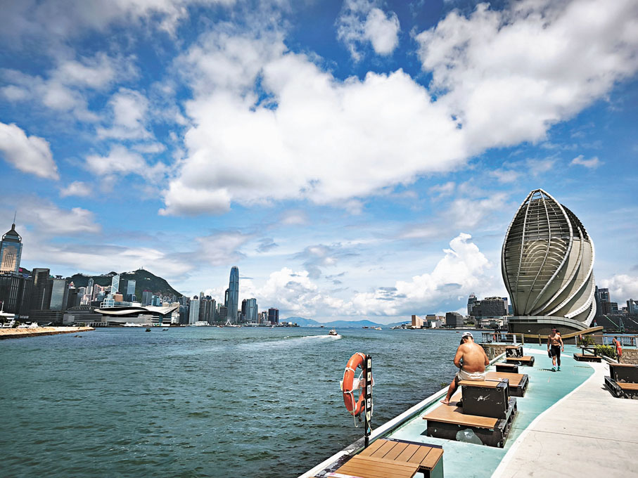 ●香港市區昨日天氣酷熱，天文台發出酷熱天氣警告及特別天氣提示，指本港受持續高溫天氣影響，市民應提高警惕。圖為在西九海濱長廊，有市民於炎熱下赤裸上身散步。 香港中通社