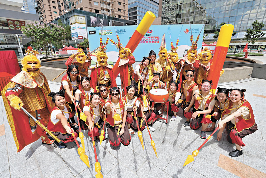 ●扮嘢大賽冠軍隊伍港鐵龍舟隊。香港文匯報記者北山彥  攝