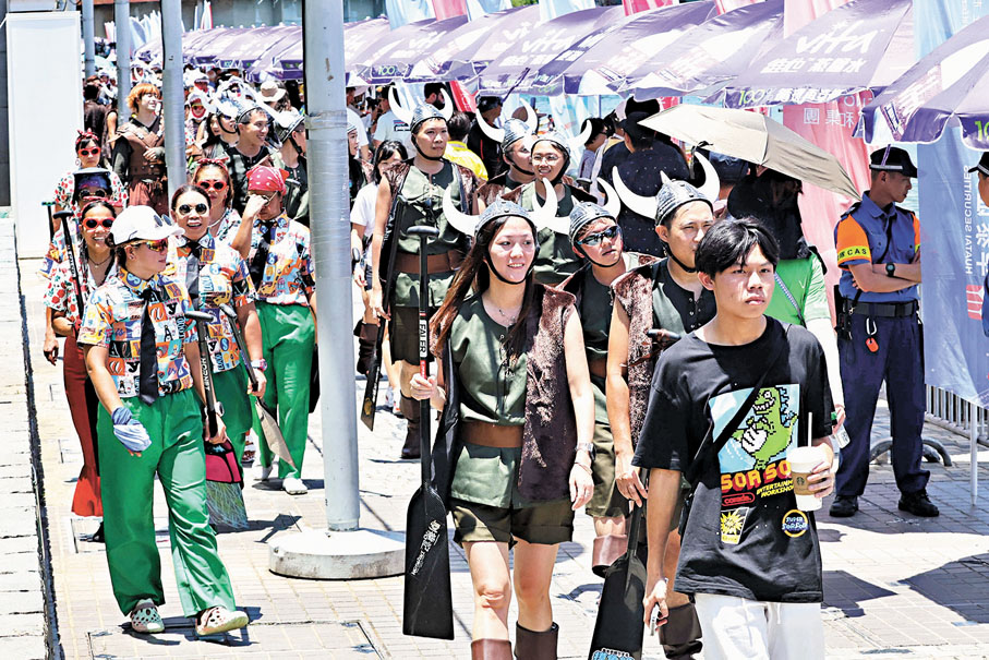 ●Bentleys International隊（左）及扮嘢大賽季軍隊伍馴龍記（右）。 香港文匯報記者北山彥  攝