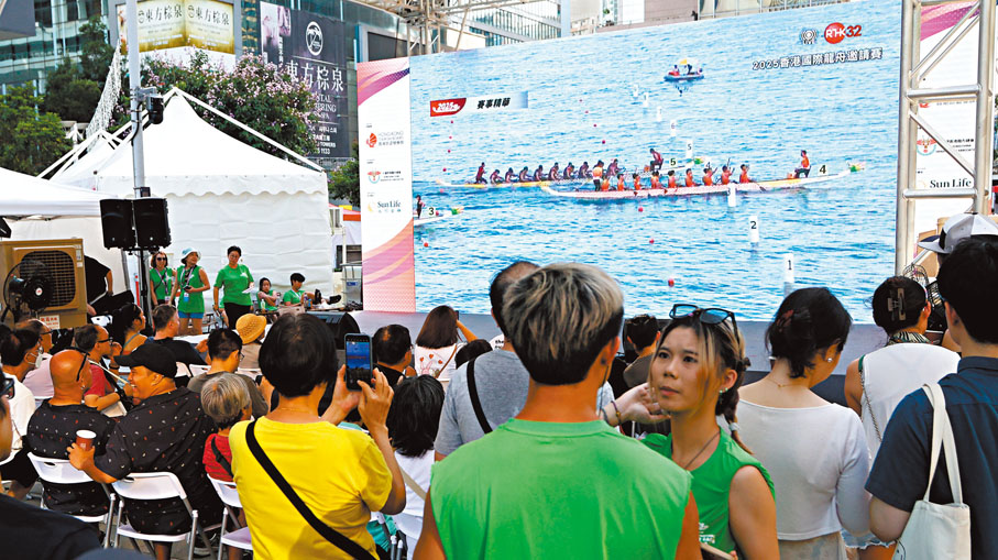 ●觀眾可以在岸上透過大熒幕觀賞賽事。香港文匯報記者黃艾力  攝