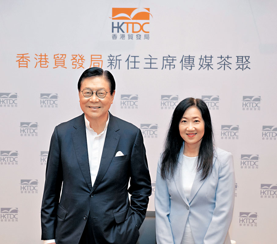 ●香港貿發局主席馬時亨(左)及總裁方舜文會見傳媒,介紹香港貿發局支援中小企業措施,以助他們應對營商挑戰。