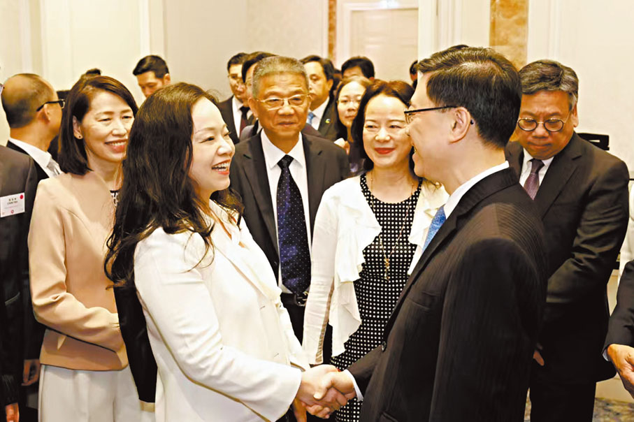 ●多家內地企業隨香港特區行政長官李家超訪問中東。圖為李家超與佳都科技陳嬌交流。 受訪者供圖