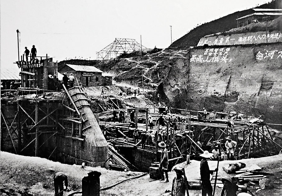 ●1964年東深工程建設的情形,現場寫着「要高山低頭,令河水倒流」的震撼人心的口號。 資料圖片