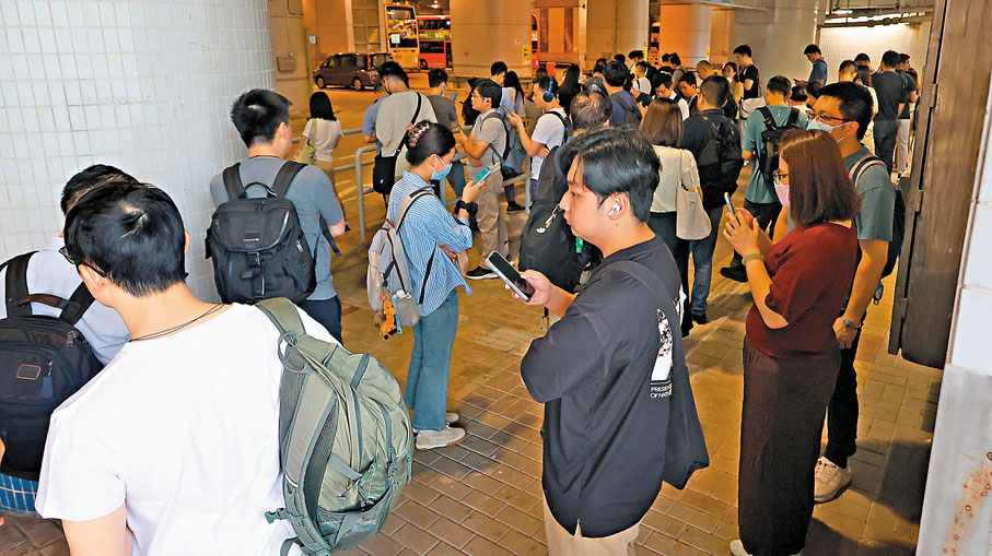 ●上午8時35分左右,82D線路的始發站已經排滿了人。香港文匯報記者黃艾力 攝