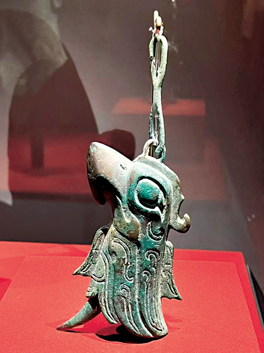 ●三星堆出土的青銅鷹形鈴。