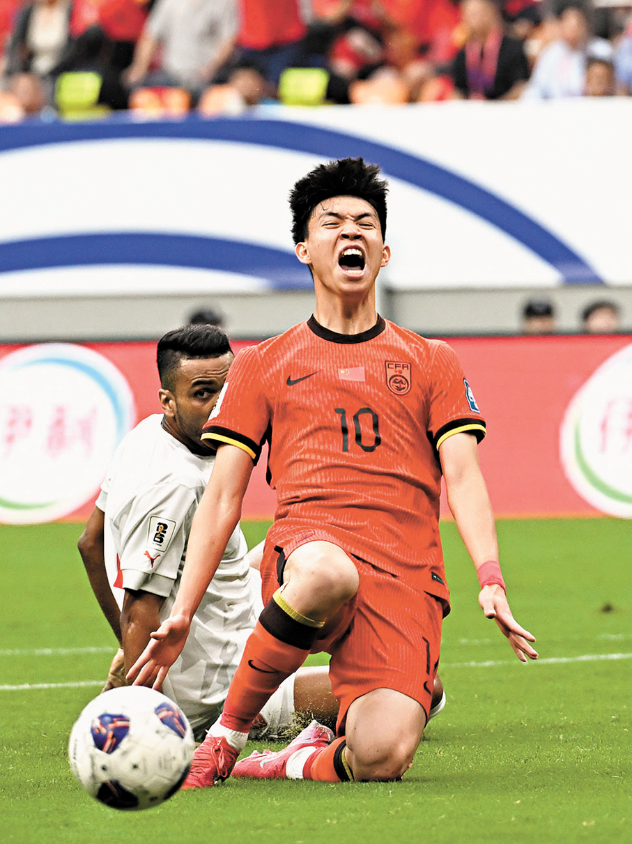 ●國足前鋒王鈺棟（前）在比賽中拚搶。 新華社