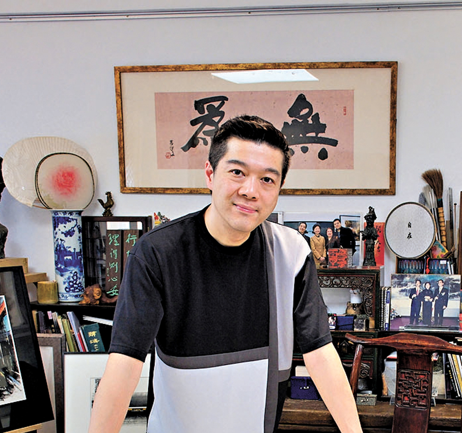 ●何紀嵐是著名畫家何百里的兒子。 小凡  攝