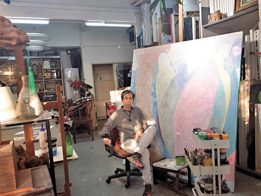 ●巢錫雄在工作室創作。受訪者供圖