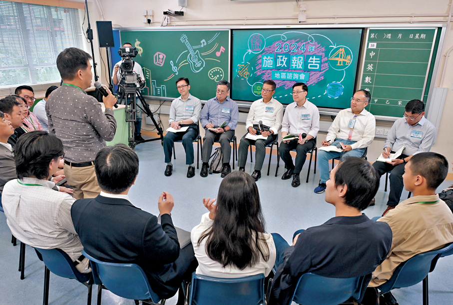 ●圖為2024年8月，李家超率團出席施政報告地區諮詢會，聽取市民意見。 資料圖片