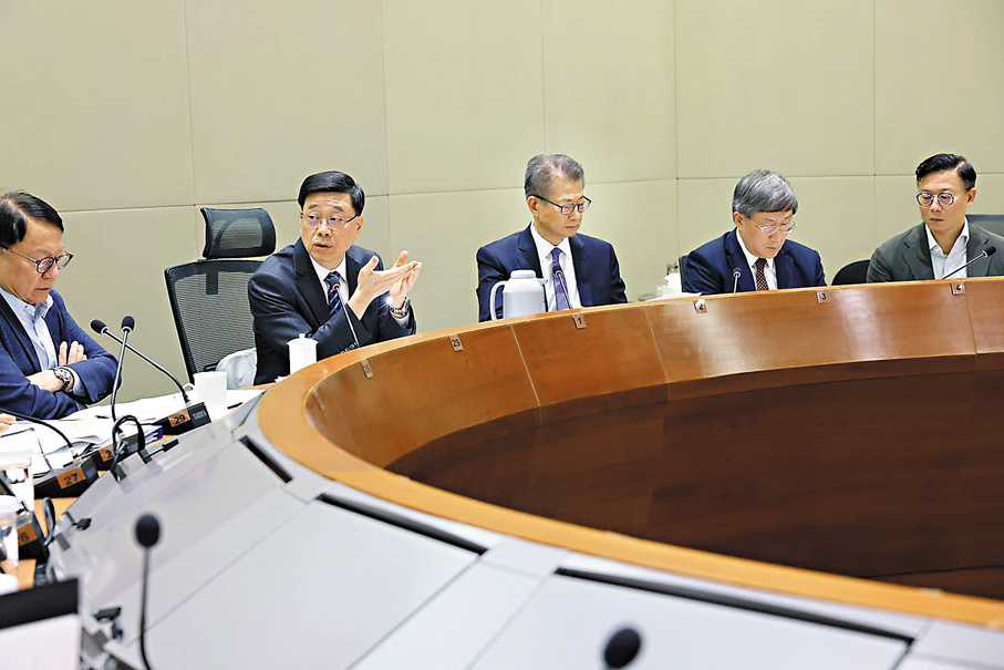 ●圖為6月6日晚上，李家超召開高層督導會議處理皇后山邨及山麗苑食水事件。  李家超Fb圖片